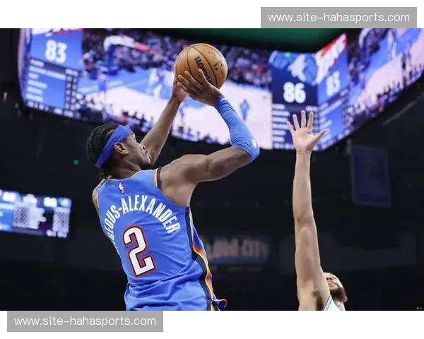 亚历山大中距离抛投稳如泰山 雷霆进攻体系围绕核心展开